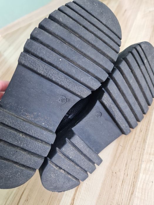 Czarne botki wiązane roz.36 Greceland