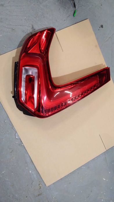 VOLVO XC40 lampa tył lew