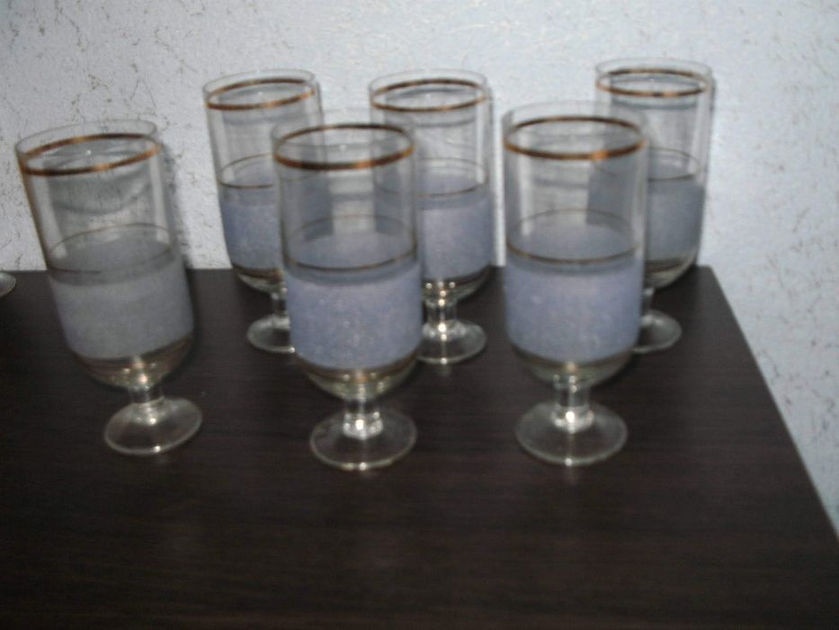 Чайный набор, стаканы, фужеры, сковородки.
