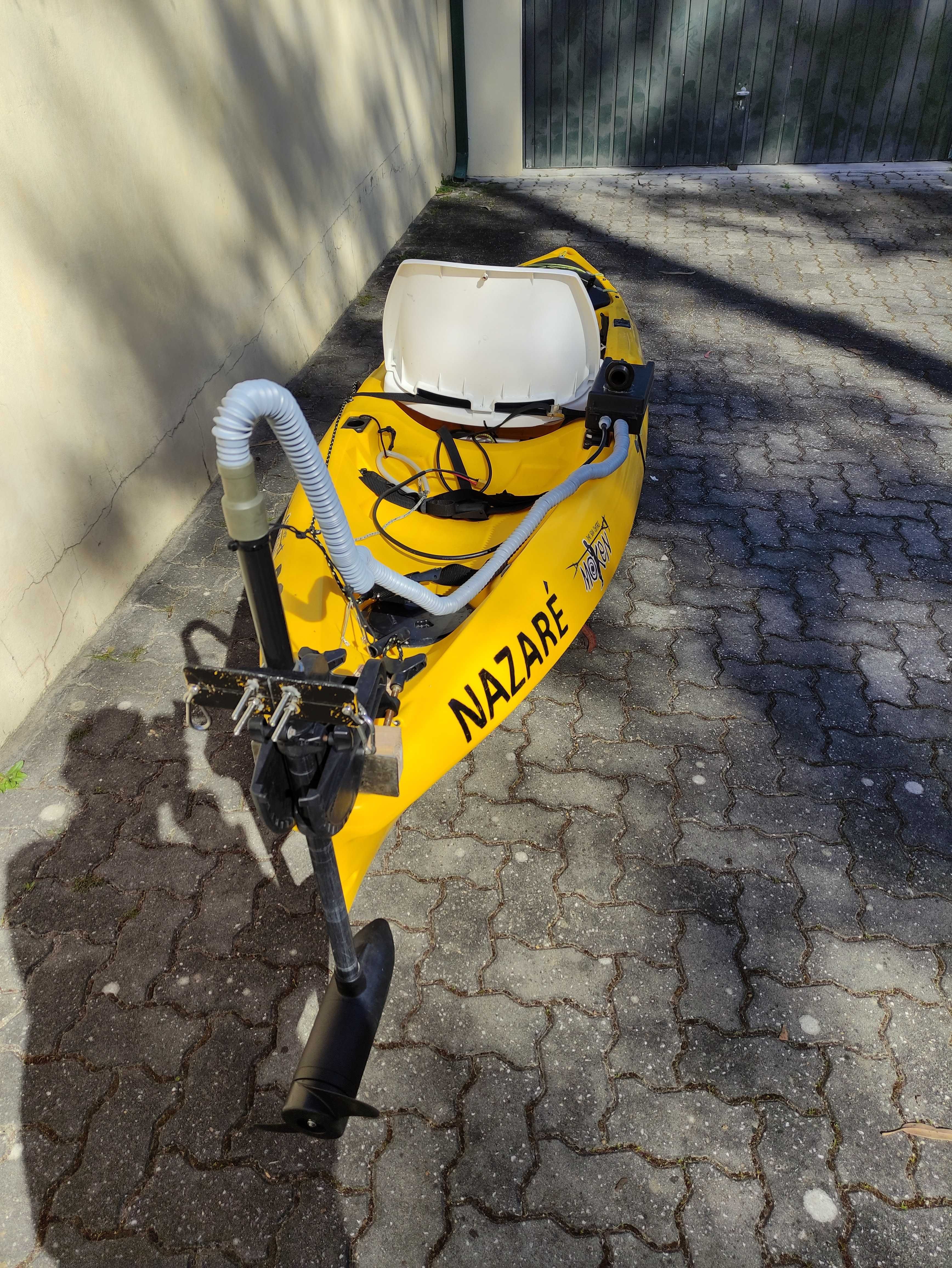 Kayak de pesca com motor