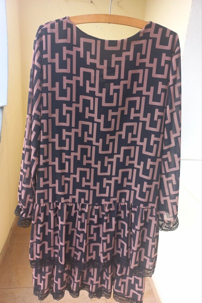 Wloska elegancka sukienka w modny geonetryczny print 44 46