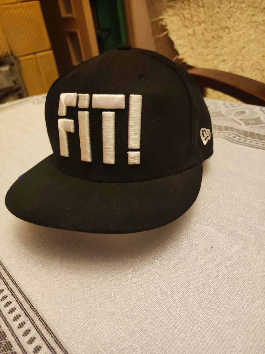 Czapka z daszkiem new era z napisem FIT