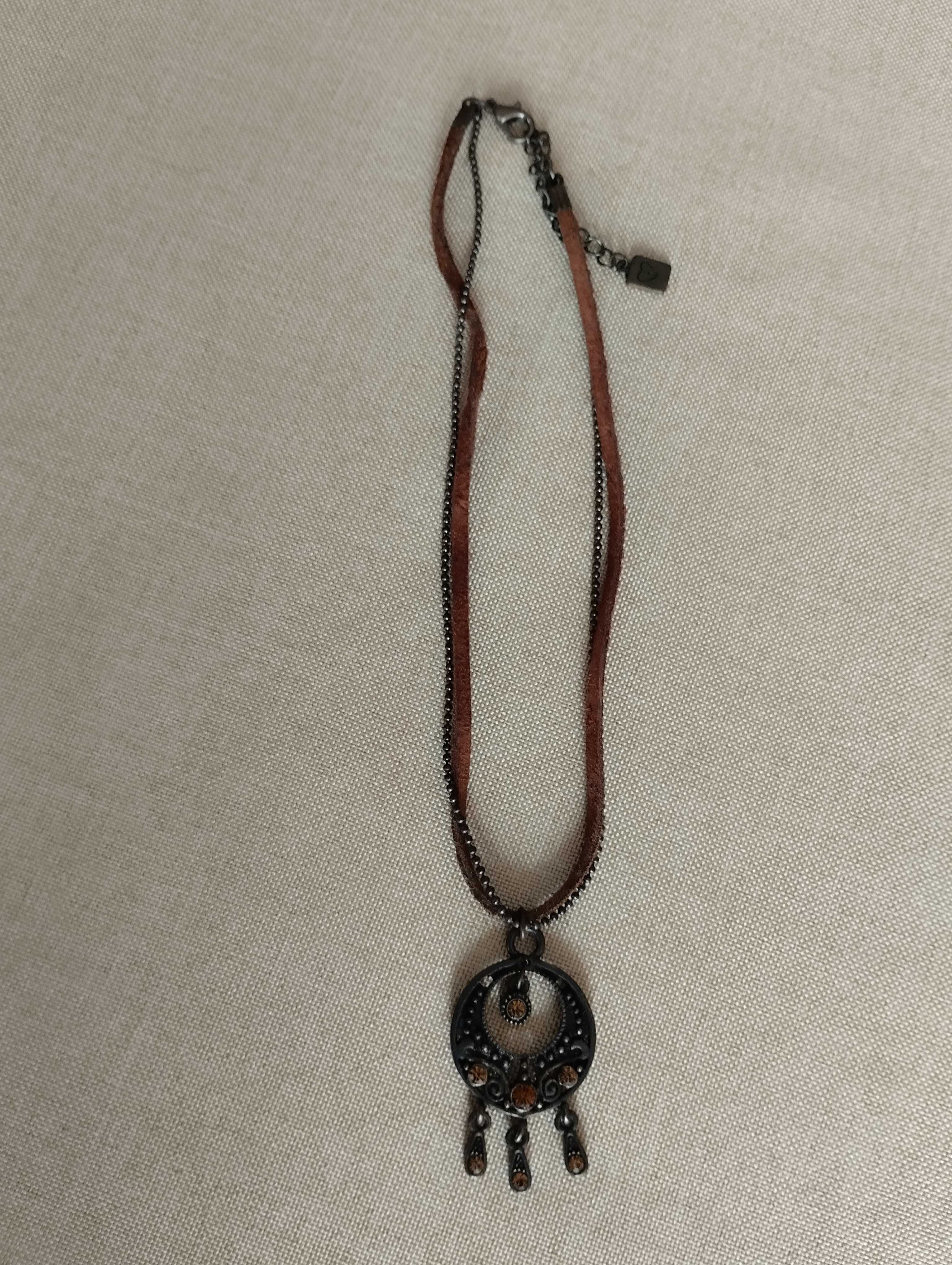 Colar com pequeno pendente