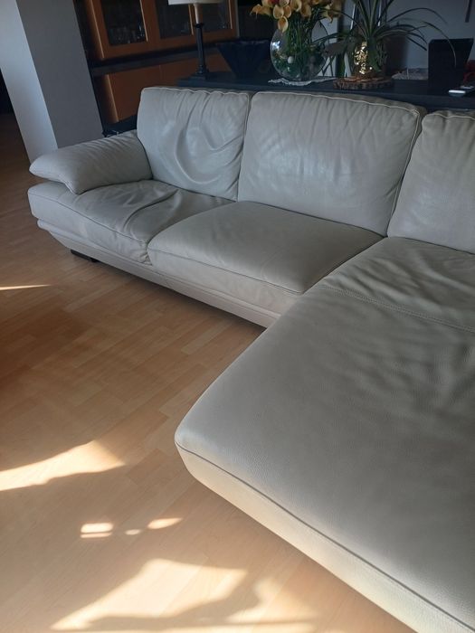 Sofa em pele branca  com ligeiras marcas de uso   3 lugares e chaiselo