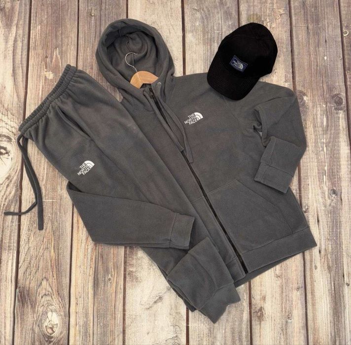 Чоловічий спортивний костюм