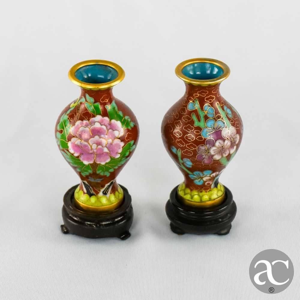 Par de pequenas jarras em cloisonné, China, com base em madeira