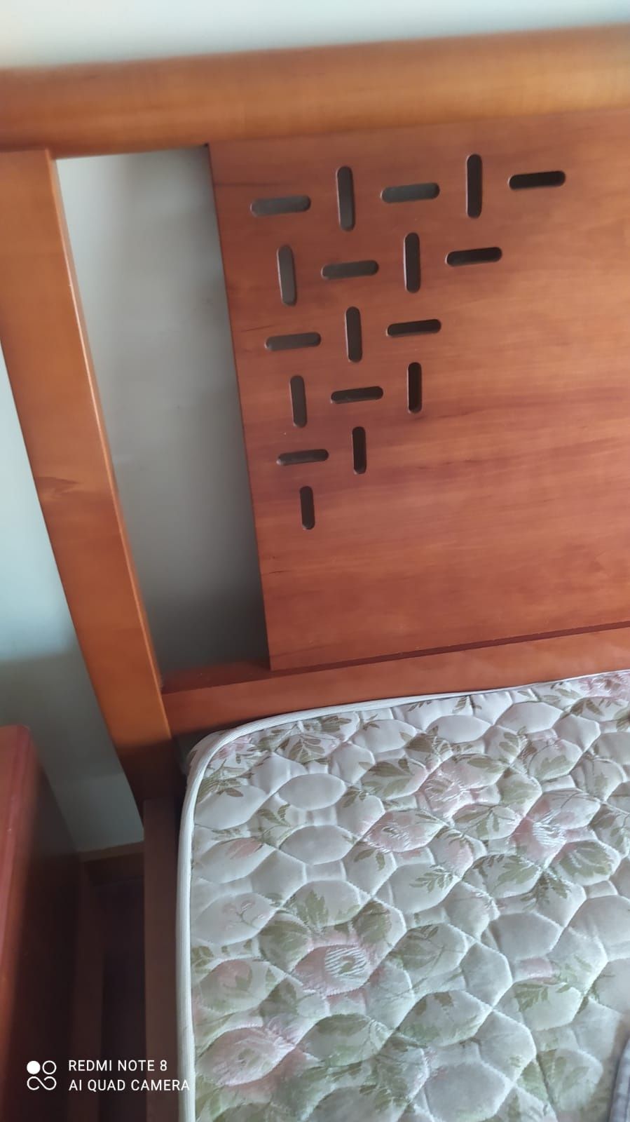 Cama de casal em madeira e 2 mesinhas de cabeceira