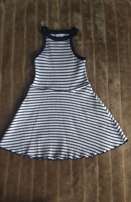 Vestido às riscas, em promoção