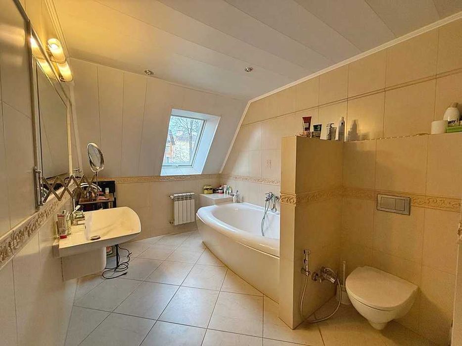 Будинок з ремонтом, гаражем, сауною та басейном. Центральний Парк.