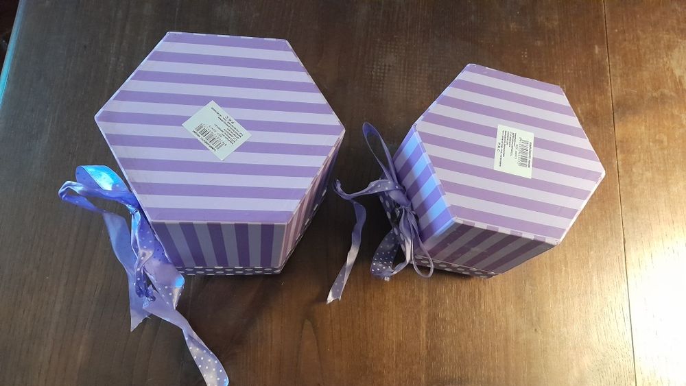 Caixas em cartão com laços em seda