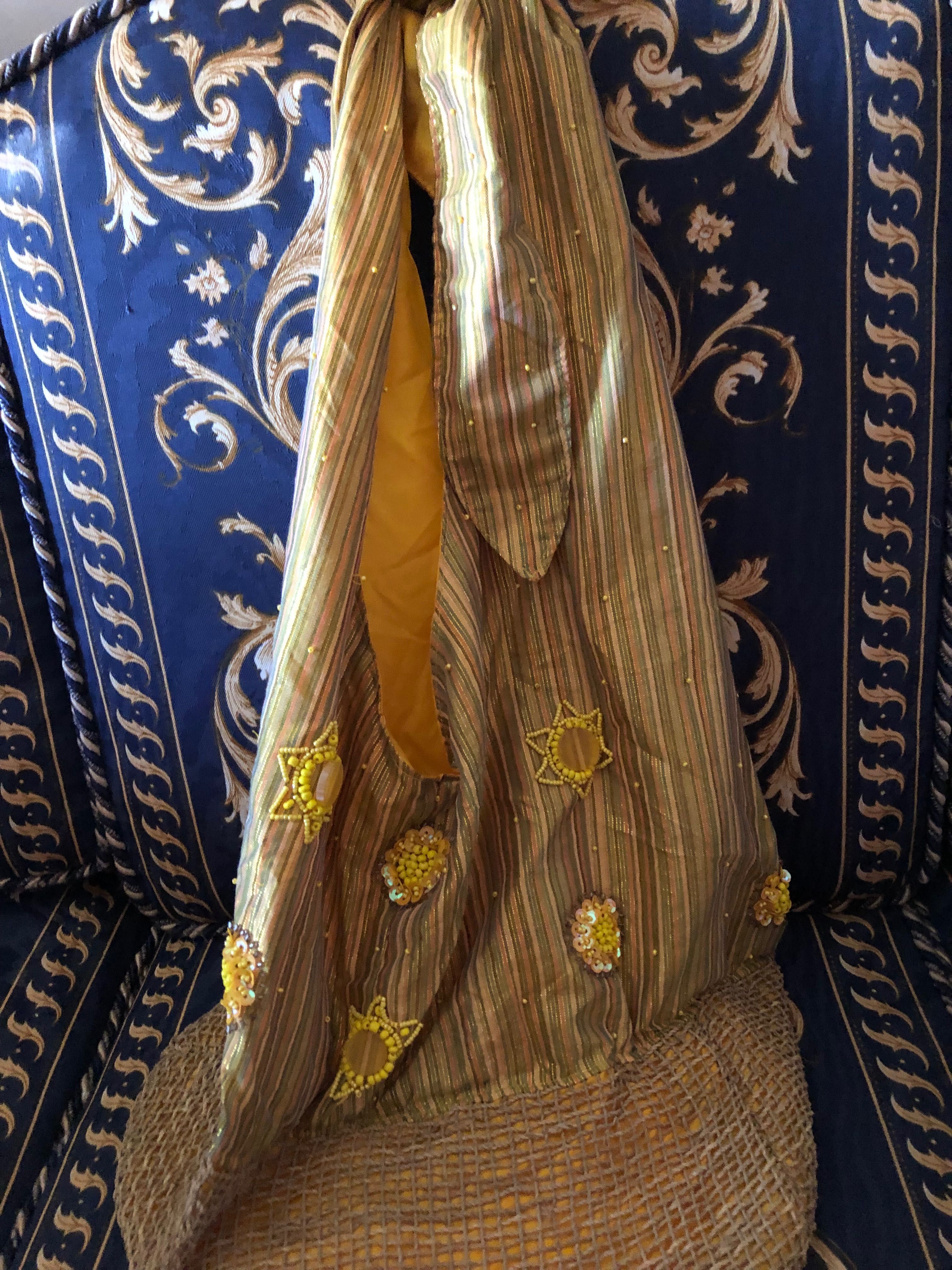 Mala de tecido amarelo e dourado