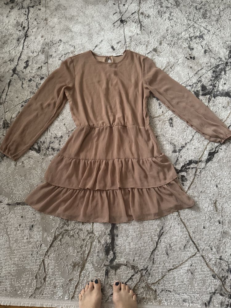 Sukienka z falbankami brąz camel nude Sinsay