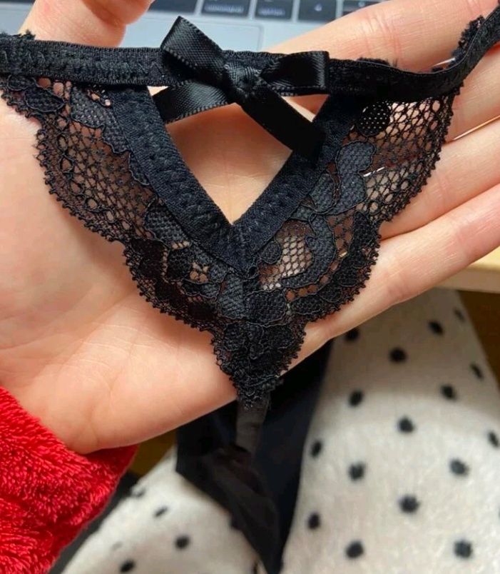 Stringi z dżetami i koronką M