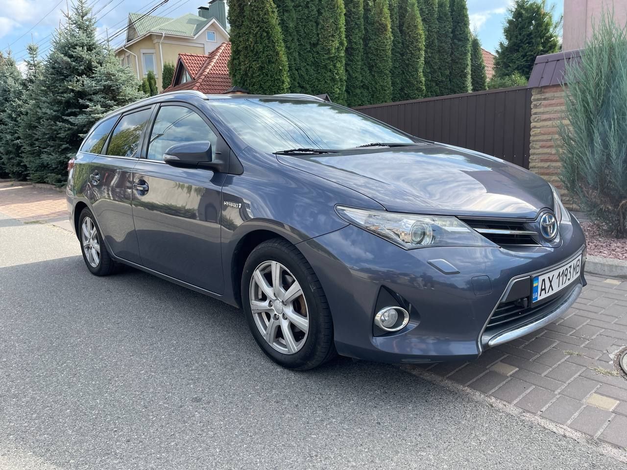 Продам Toyota Auris hybrid universal 2014