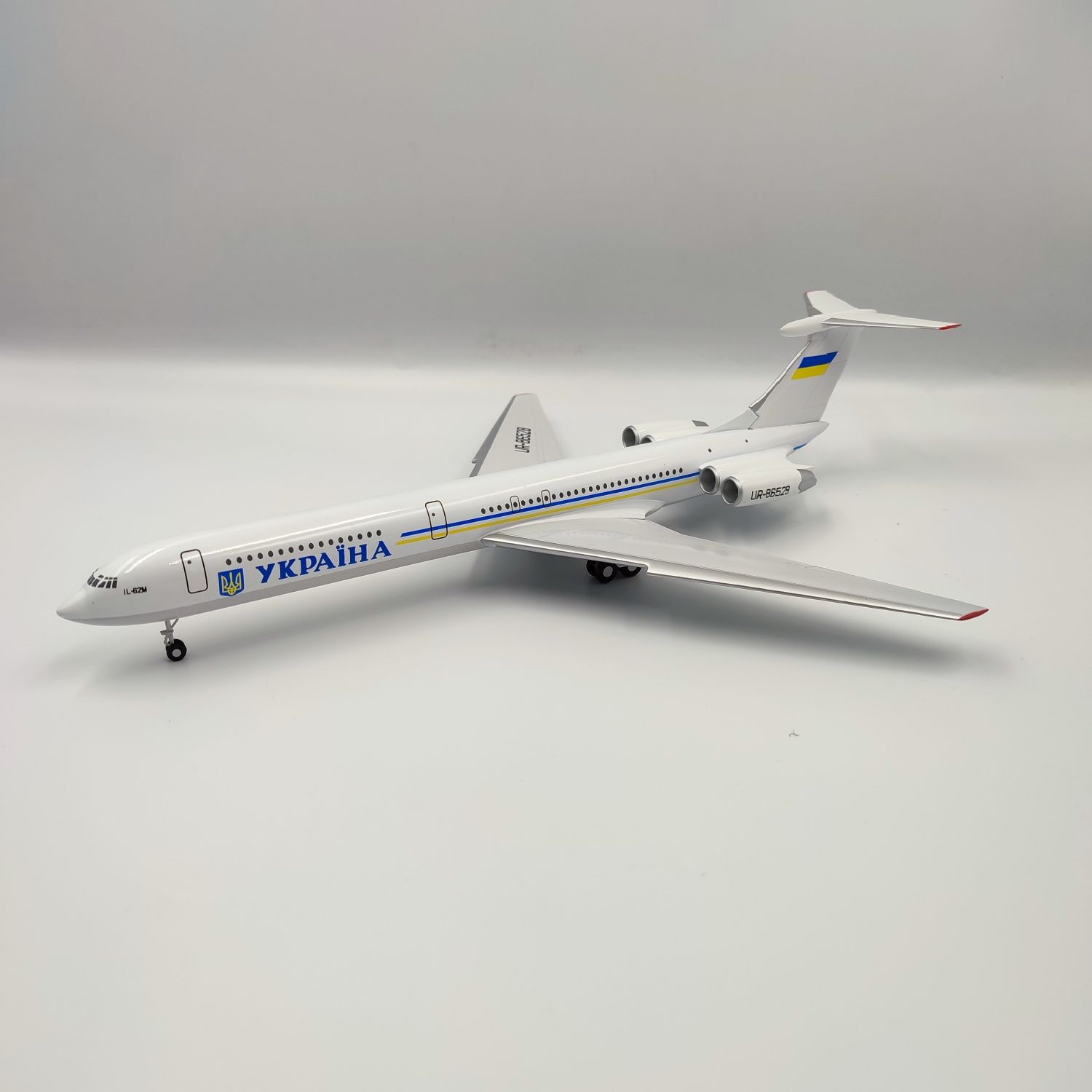 Колекційна модель літака Іл-62  Україна Масштаб 1:200 (26 см)