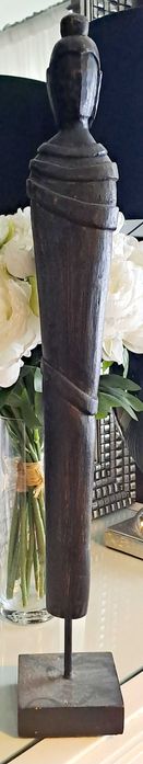 Estátuas de madeira esculpida