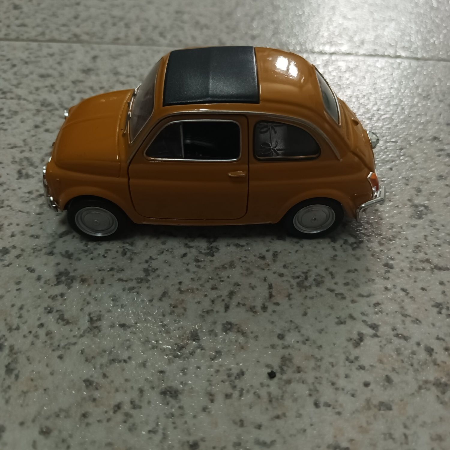 Miniatura Fiat Nuova 600 (escala 1/36)