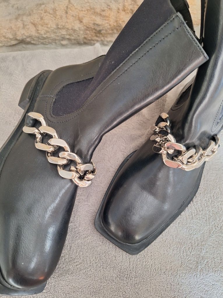 botas pretas com corrente