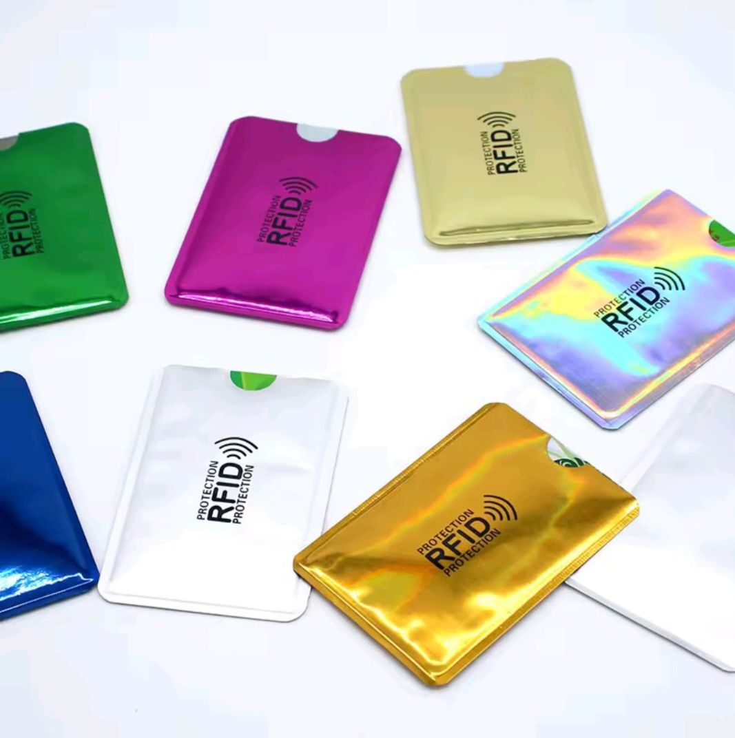 Zabezpiecza przed kradzieżą  Anti RFID/NFC .