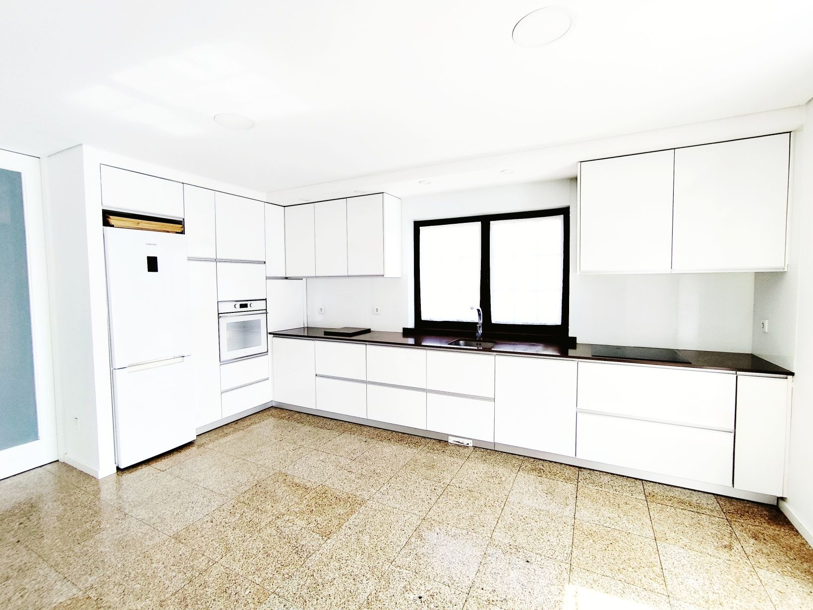 RESERVADO.      Moradia 3 quartos, 250 M2  - Mindelo - 2 linha mar
