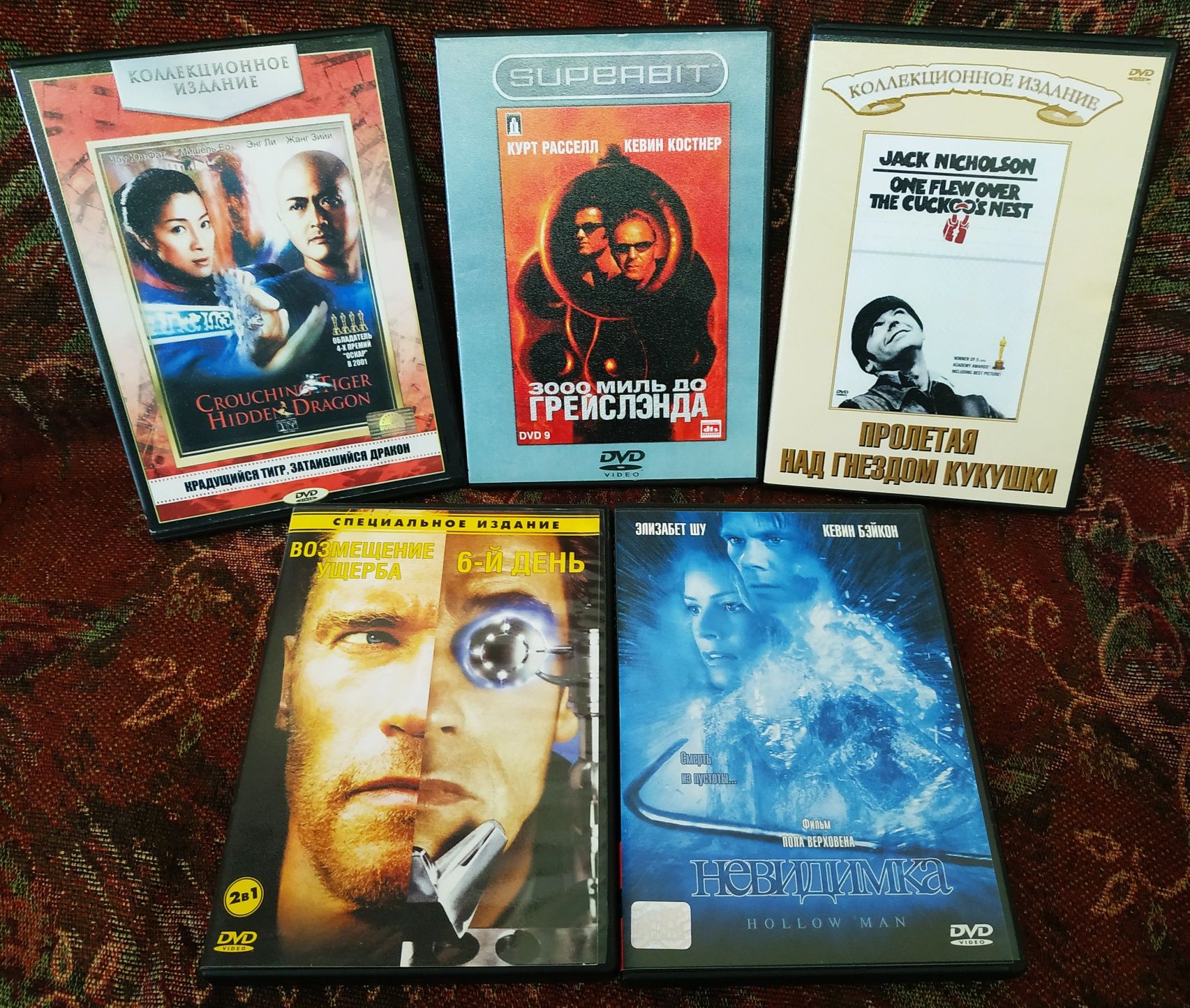 DVD диски с фильмами.