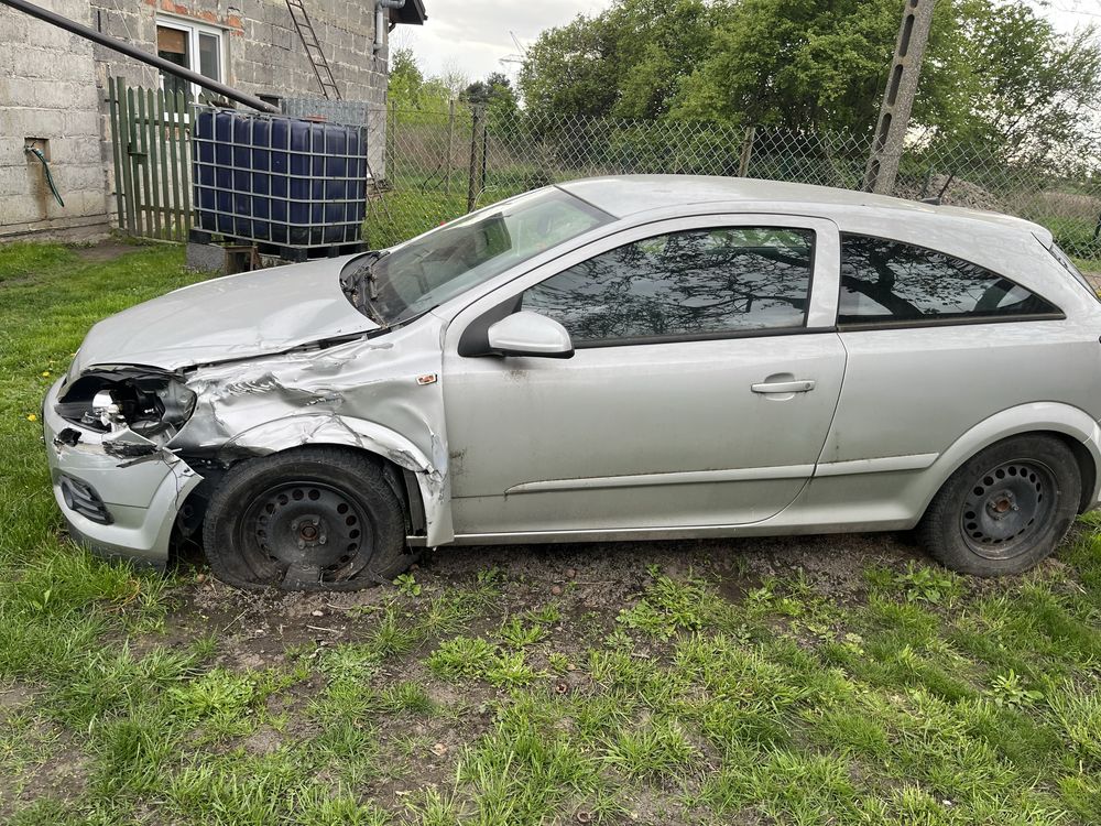 Opel Astra H 1.6 GTC 175tyś. Lekko uszkodzona