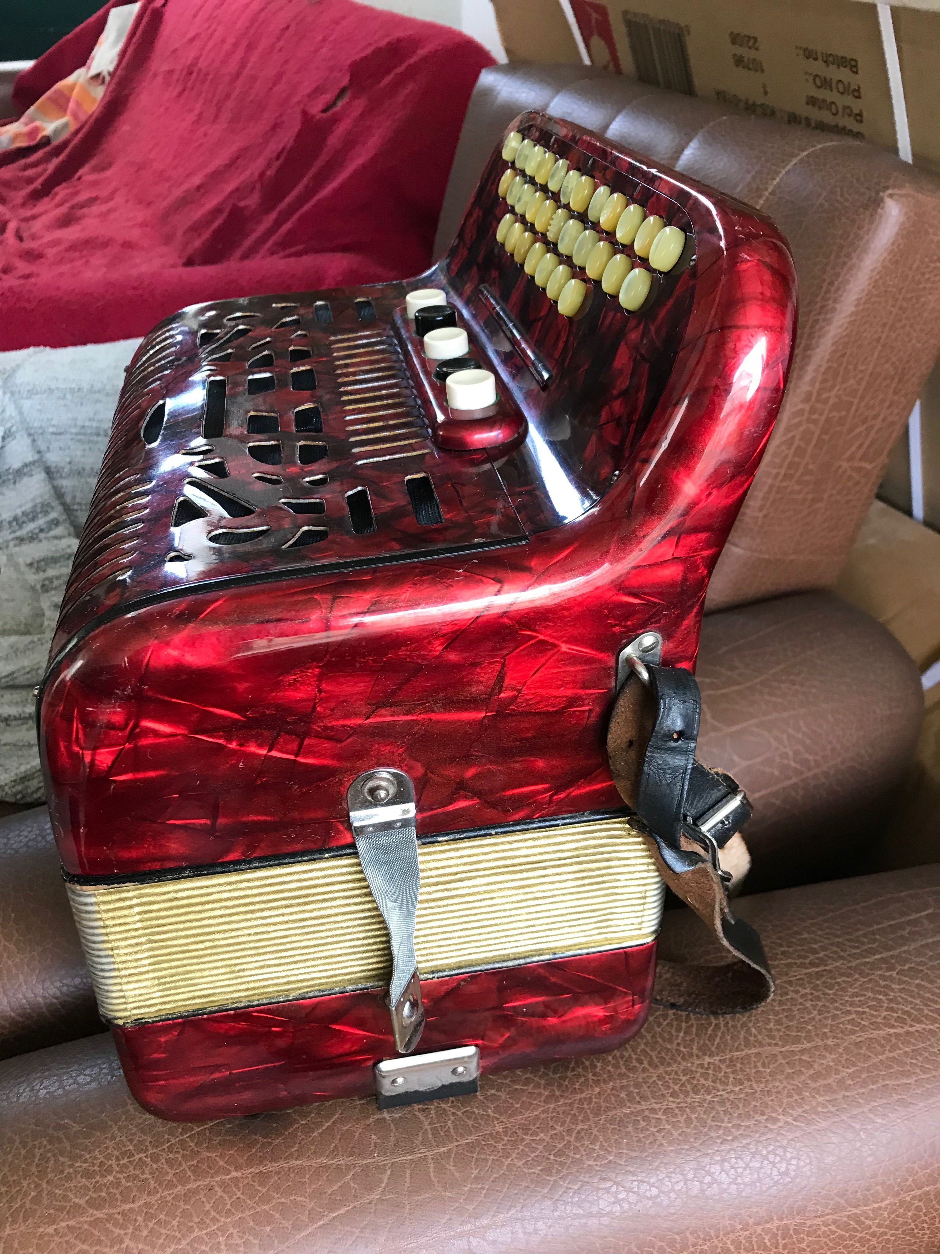 Vendo concertina em bom estado a 3 voz com registros em DO LA