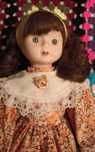 Boneca de porcelana de cabelo castanho