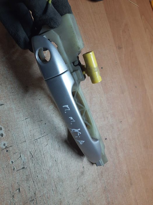 передня права зовнішня ручку відкривання дверей КІА церато 2006 рік