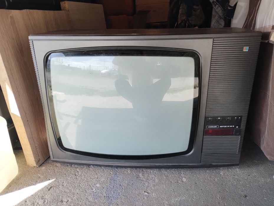 Telewizor Neptun M541B z pilotem