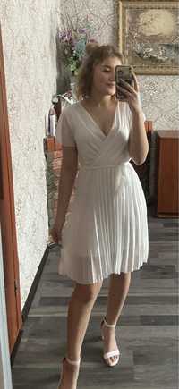Біла сукня в ідеальному стані