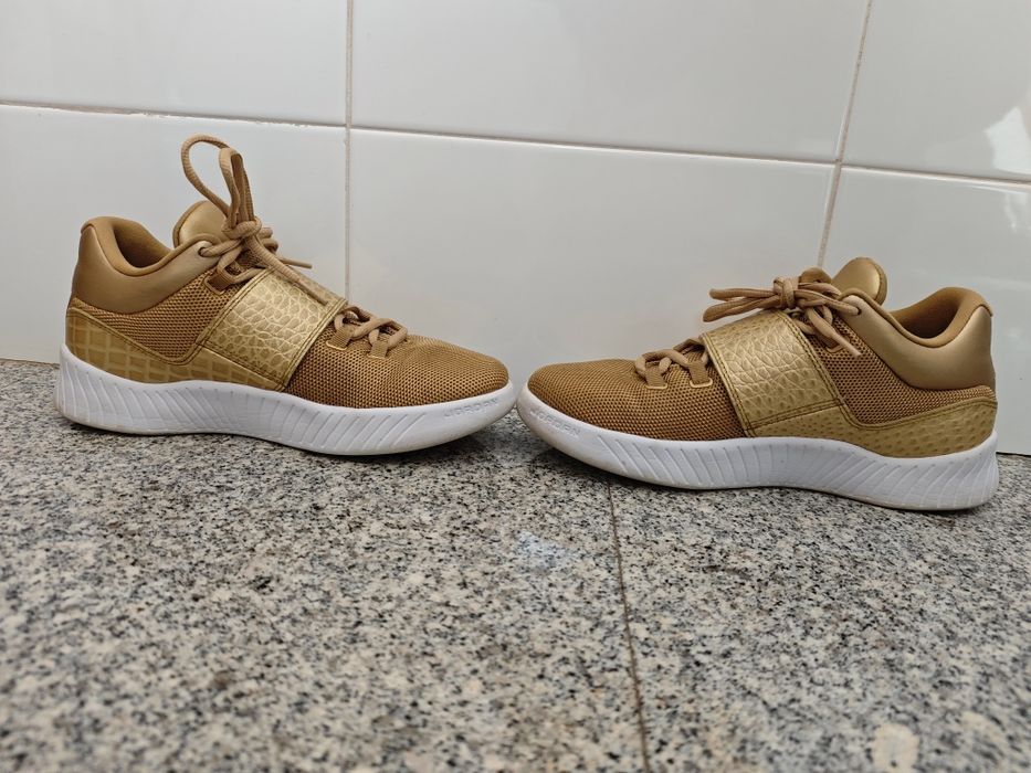 Jordan j23 low dourado