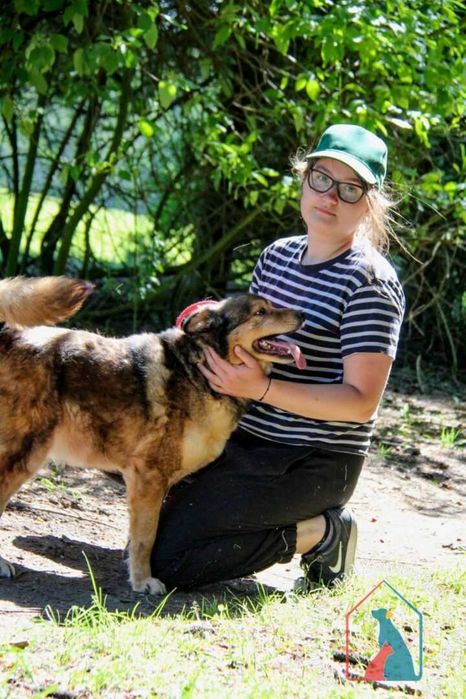 Ogrom miłości w serduszku, rozdaje buziaczki, przytula się, łagodny