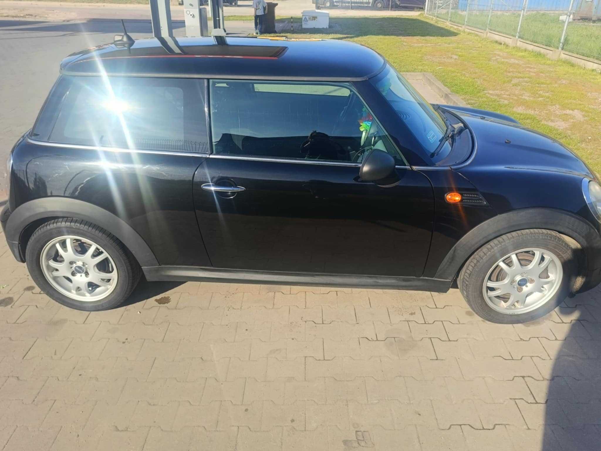 Samochód marki Mini Cooper bezwypadkowy
