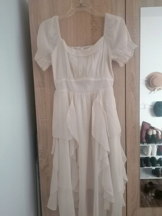 długa beżowa sukienka z perełkami