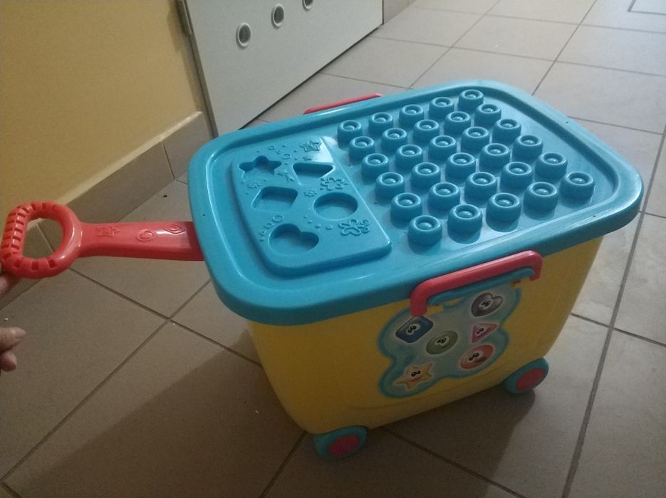 Kolorowe klocki  w skrzyni