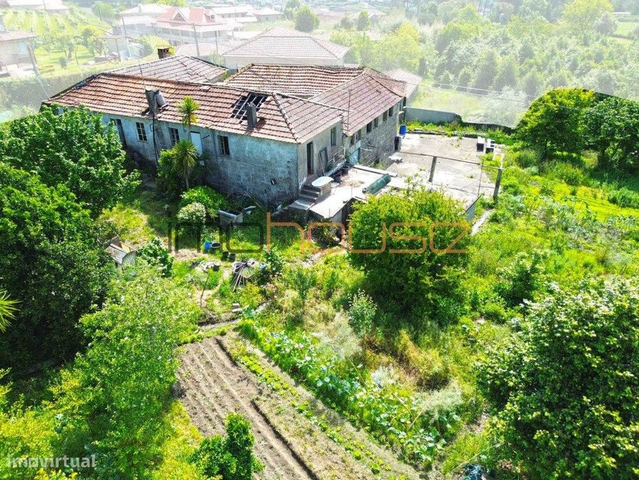 Quinta Tradicional com Terreno Plano e Ribeiro - A 22 min. do Porto