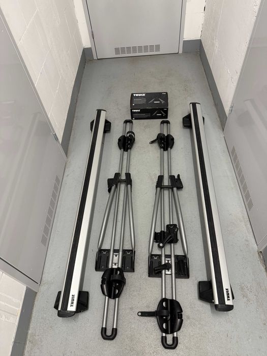 Bagażnik Thule z belkami oraz uchwytami na dwa rowery.