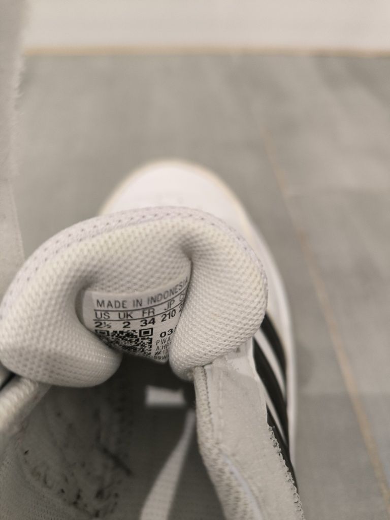 Tênis adidas , usados como novos
