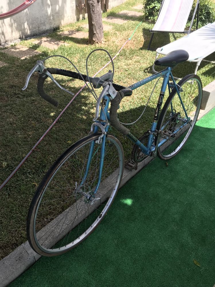 Bicicleta antiga para restaurar