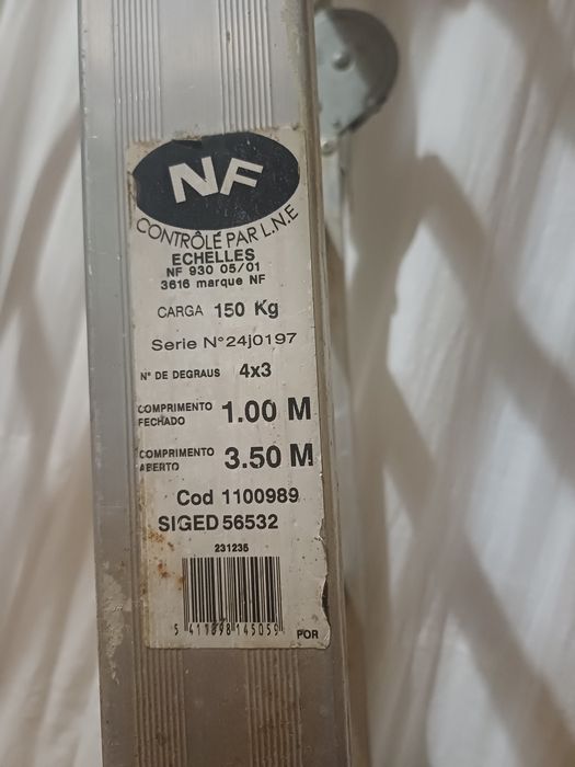 Escadote/escada multifuncional dobrável