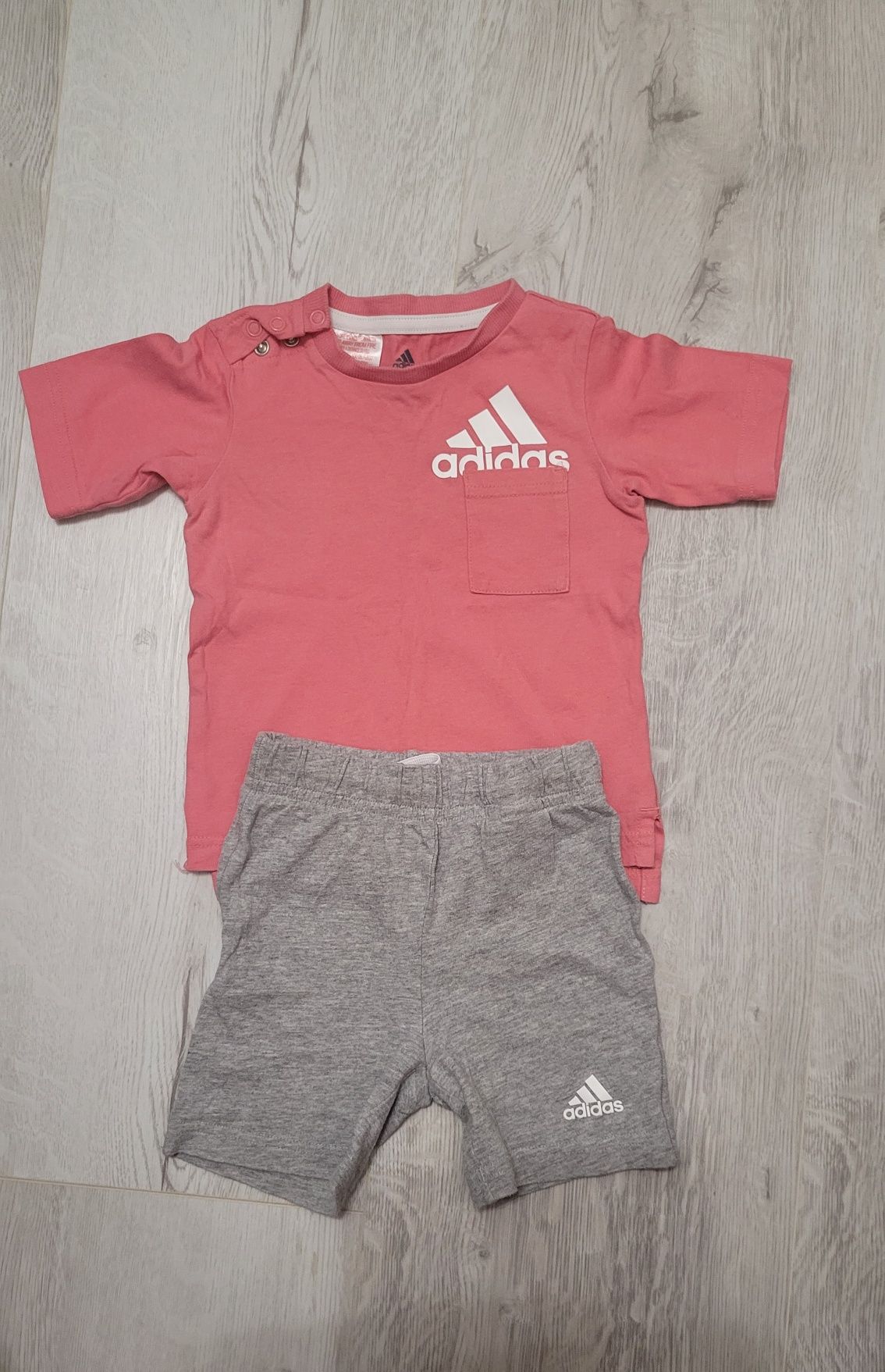 Komplet koszulka I spodenki Adidas rozmiar 74