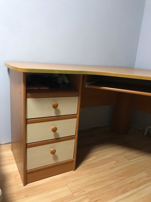 Меблі для дитячої кімнати (шкаф-купе, тумби, стіл)