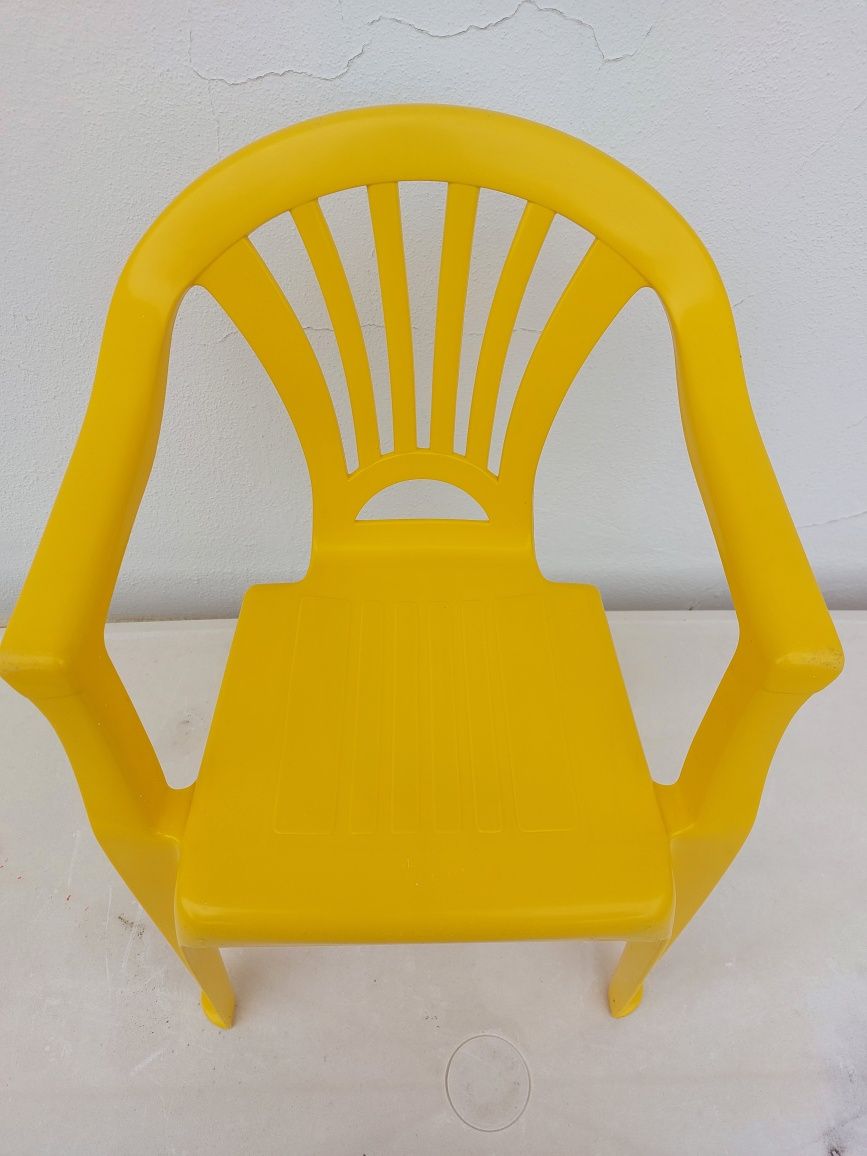 Cadeira de criança de cor amarela de jardim