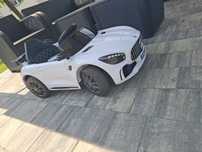 Biały Mercedes na akumulator