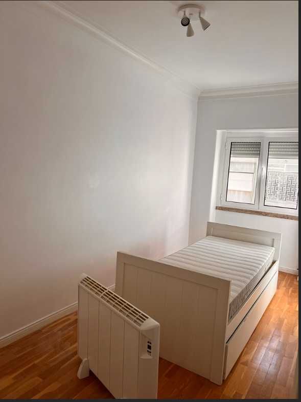 Cama branca com colchão e gavetão (para arrumação ou cama extra) 260€