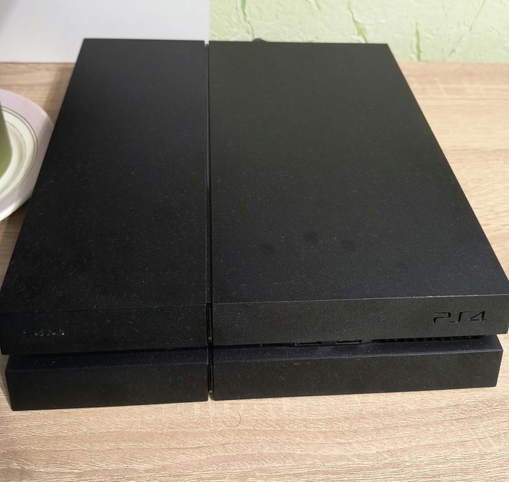Продам PS4 c играми