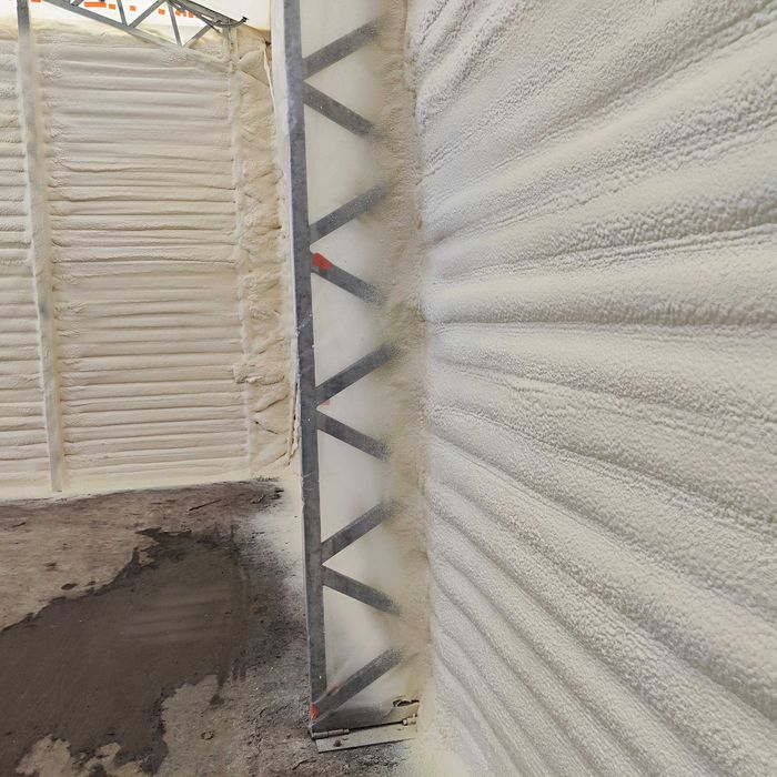 Izolowanie hal budynków gospodarczych Pianę PUR twardą