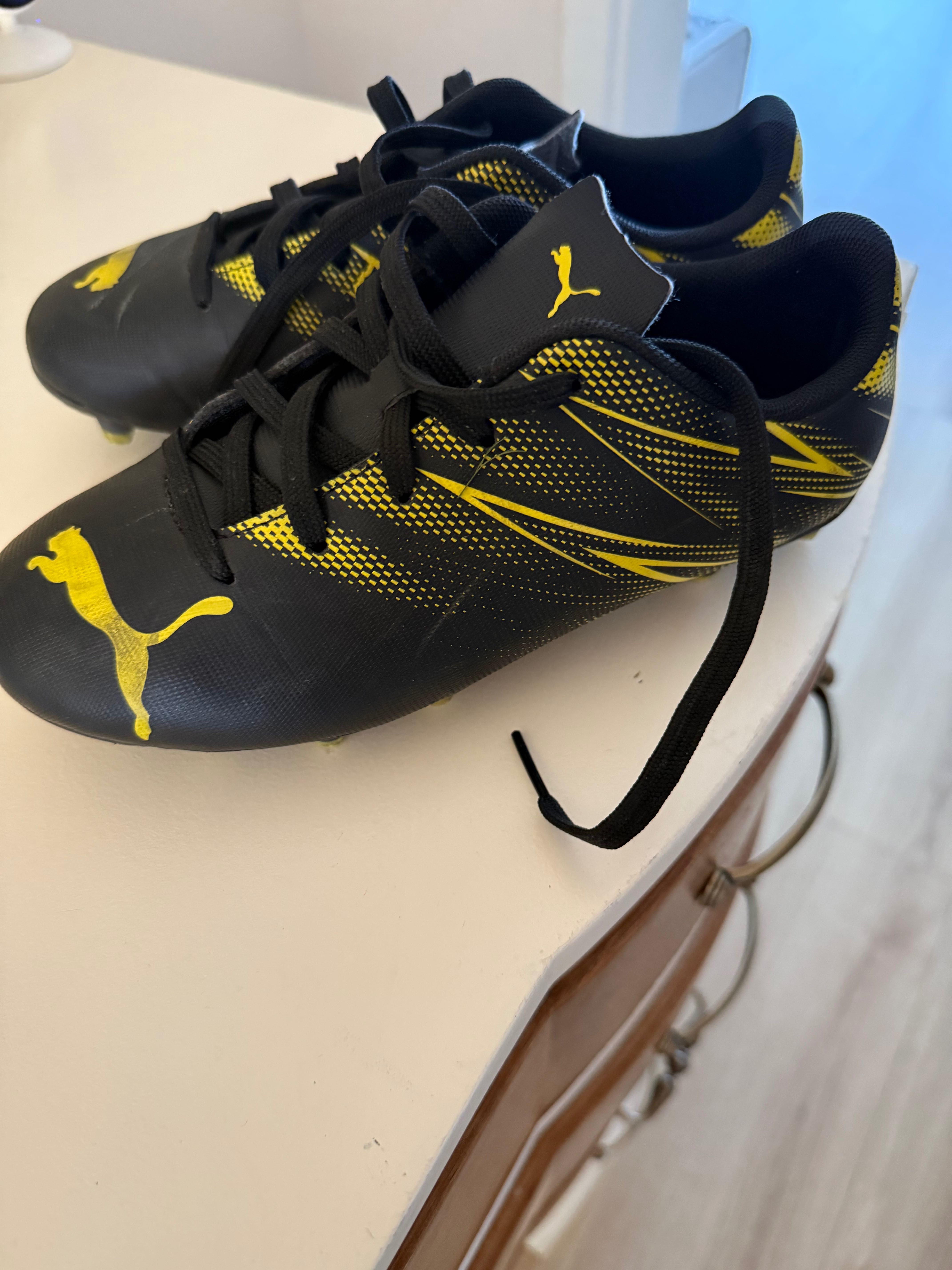 Chuteira puma - Eur 33 - Tamh - preta e amarela