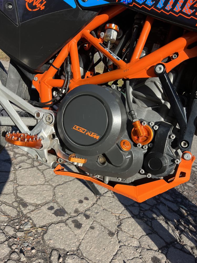 Мотоцикл KTM SMC 690 R розмитений !